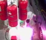 pompe Pyromane aux pompes à essence d'une station-service