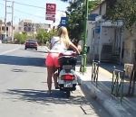 bequille scooter Une blonde démarre un scooter