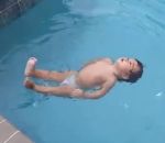 eau piscine bebe Un bébé de 12 mois nage dans une piscine