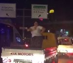 voiture chute arriere Une femme danse à l'arrière d'un pickup (Fail)