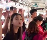 poignee femme Femme ventouse dans un bus (Chine)