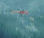 feu incendie Un hélicoptère bombardier d'eau fait un largage de précision