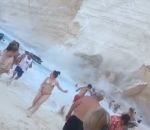 falaise effondrement Un morceau de falaise se décroche près d'une plage (Grèce)