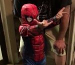 enfant papa aide Son fils est Spiderman