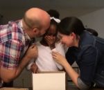 fille reaction cadeau Une petite fille apprend qu'elle va être adoptée