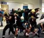 avion vol Une troupe de danseurs divertit des passagers à l'aéroport (Dallas)