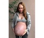 triples Le ventre d’une femme enceinte de triplés