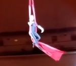 cirque Une acrobate chute pendant un numéro de tissu aérien