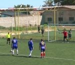 football penalty tete Un arbitre marque un pénalty arrêté par le goal (Daghestan)