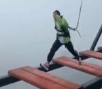 harnais Un homme traverse un pont (Sécurité Fail)