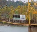 pont Un bus ignore la limite de poids d'un pont suspendu