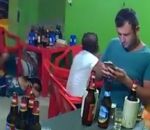 client bar Un homme absorbé par son téléphone pendant un braquage