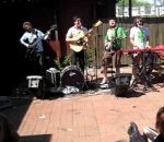 groupe musique Mumford & Sons joue devant une pizzeria en 2009 (Texas)
