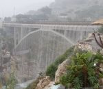 chute eau cascade Un pont se transforme en chute d'eau (Italie)
