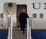 chaussure Donald Trump avec du papier sous une chaussure