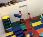 jeu enfant mousse Adulte vs Enfants dans une aire de jeux
