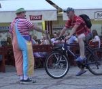 clown Un clown arrête un cycliste imprudent