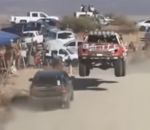 froler rallye Un 4x4 à contresens pendant le rallye-raid Baja 1000