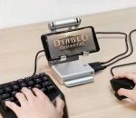 clavier souris telephone Un joueur PC joue à Diablo Immortal