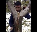 reparer Un homme répare un arbre avec un boulon