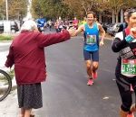 five Une mamie fait des high five pendant un marathon