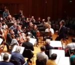 anniversaire surprise Un orchestre philharmonique souhaite un joyeux anniversaire