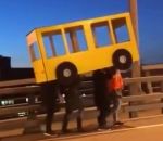 deguisement Un drôle de bus sur un pont interdit aux piétons