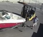 collision fail Régis déplace un bateau avec un chariot élévateur