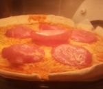 pizza four Une tranche de salami vivante sur une pizza
