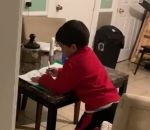 assistant Un enfant fait ses devoirs avec Alexa
