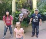 peur femme parc Une photo de famille avec le vélociraptor (Floride)