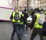 manifestant gilet « Dégage des gilets jaunes ! », un casseur se fait virer