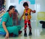 kinesitherapeute pas Une kiné en pleurs lorsqu'un enfant handicapé fait ses premiers pas