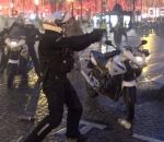 manifestation Un motard de la police dégaine son arme face aux Gilets Jaunes (Paris)