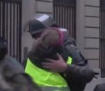manifestation Un policier croise une amie Gilet Jaune entre deux tirs de flash-ball (Paris)