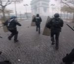 france jaune Un policier filme l'affrontement sous l'Arc de Triomphe #giletjaune