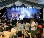 concert Un tsunami s'abat sur un concert (Indonésie)