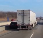 accident voiture Un SUV pris en sandwich entre un camion et une glissière centrale 