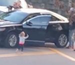 main fille Une fillette de 2 ans les mains en l'air lors d'une arrestation (Floride)