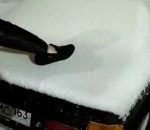 chaussure Blague russe du pipi sur la voiture enneigée