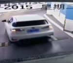 voiture coince Comment bloquer sa voiture dans un parking souterrain