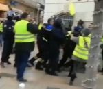 police manifestant Commandant de police vs Manifestants (Gilets Jaunes Acte 8)