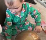 enfant noel cadeau Technique pour ouvrir un oeuf surprise géant