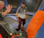 jeu enfant Faire du trampoline avec papa