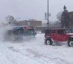 bus neige montreal Trois SUV remorquent un bus dans la neige
