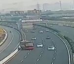 embouteillage demi-tour Un autocar fait demi-tour sur l'autoroute (Chine)
