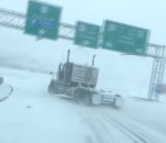 neige camion route Un camion fait des drifts sur une route enneigée