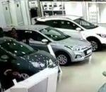 voiture fail Une cliente détruit la vitrine d'un concessionnaire