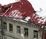 neige toit chute Un homme glisse d'un toit enneigé (Moscou)