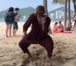 danse Un homme fait la fête sur une plage